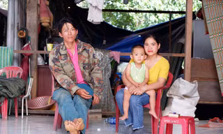 Anh Dương Văn Được cùng vợ con bên trong căn nhà đang làm dang dở. Ảnh: Nguyễn Thành 