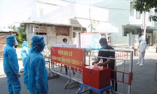  Diễn tập bầu cử tại khu vực cách ly phong tỏa do dịch COVID-19 bùng phát. Ảnh: Nguyễn Thành