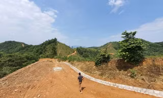 Ðường vào sân golf Phúc Tiến (Quang Tiến, thành phố Hòa Bình) xẻ dọc băng qua các ngọn núi. Ảnh: Đức Nam