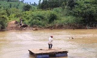Dân làng Hde qua suối bằng bè thô sơ