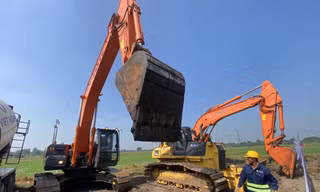 Công trường dự án Vành đai 3 TPHCM đoạn qua huyện Hóc Môn. Ảnh: H.H