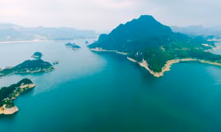 Một góc lòng hồ Hòa Bình với những hòn đảo sơn thủy hữu tình nhìn từ trên cao. Ảnh: Khai Tâm