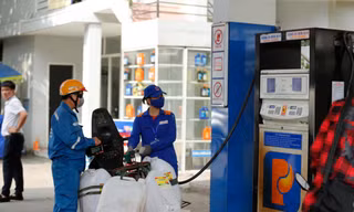 Theo các doanh nghiệp và chuyên gia, cần sớm giảm thuế phí với xăng dầu để hạ nhiệt đà tăng giá. Ảnh: Như Ý