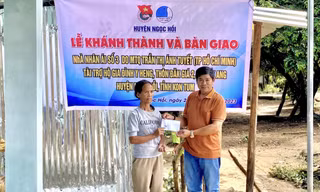 Bà Y Heng xúc động nhận bàn giao nhà mới