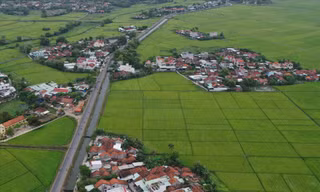Những cánh đồng lúa ở huyện Phú Hòa, tỉnh Phú Yên xanh mướt nhờ kênh chính Bắc của hệ thống thủy nông Đồng Cam. Ảnh: CÔNG HOAN