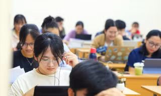 Sinh viên Y khoa “ăn ngủ” luôn tại giảng đường B3, Trường ĐH Y Hà Nội để ôn thi Bác sĩ nội trú. Ảnh: Trọng Quân