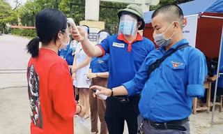 Anh Cao Đức Trâm tham gia hỗ trợ tiếp sức mùa thi tại điểm thi ở huyện Đức Thọ (Hà Tĩnh)