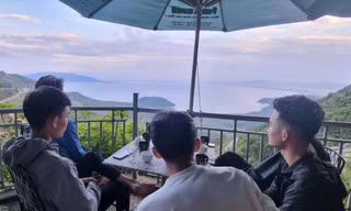 Uống cà phê trên đỉnh đèo Hải Vân, mọi người được ngắm cảnh biển, núi, tận hưởng không khí mát lạnh. Ảnh: Thanh Trần