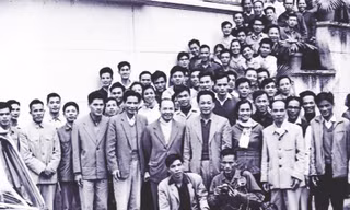 Nguyễn Thanh Dương, nguyên tác giả 4 kỳ báo viết về Trần Bình Lục, nguyên TBT báo Tiền Phong (bên phải đồng chí Trường Chinh) tại Tòa soạn báo Tiền Phong