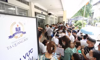 Phụ huynh vạ vật, chen lấn, xếp hàng dài nộp hồ sơ tuyển sinh lớp 10 ở Trường THPT Tạ Quang Bửu (Hà Nội). Ảnh: Trọng Tài