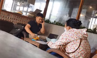 Ngọc Anh đang tư vấn, làm căn cước công dân cho mẹ con người phụ nữ (ảnh cắt từ clip)