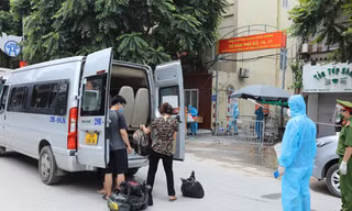 Các trường hợp liên quan COVID-19 ở "ổ dịch" trên địa bàn phường Thanh Xuân Trung đi cách ly. Ảnh: Như Ý
