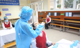 Trường học tại Hà Nội diễn tập các tình huống chuẩn bị đón học sinh lớp 7-12 đi học. Ảnh: Trọng Tài