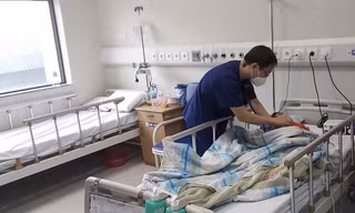 Bác sĩ thăm khám cho trẻ mắc hậu COVID-19. Ảnh: Huyền Anh