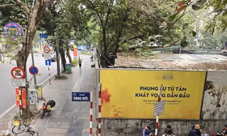 Khu đất có địa chỉ 31 – 33 – 35 Lý Thường Kiệt quây tôn nhiều năm, hiện làm bãi gửi xe cho ngân hàng