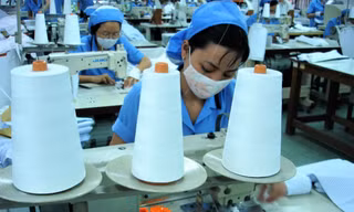 Nhiều DN dệt may tại TPHCM đang cần vốn để trả lương lao động mất việc và phục hồi sản xuất. Ảnh: Đại Dương 
