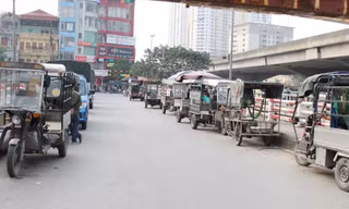Xe ba bánh dừng đỗ tràn lan cả hai bên đường tại Cầu Dậu – Vành đai 3