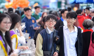 Thí sinh đến tìm hiểu thông tin tuyển sinh năm 2025. Ảnh: NAM TRẦN