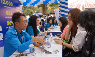 Thí sinh tìm hiểu thông tin tuyển sinh năm 2024. Ảnh: Trọng Quân