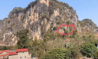 Lưng chừng núi Phja Mòn (đánh dấu tròn), nơi có quan tài cổ. ẢNH: DUY CHIẾN
