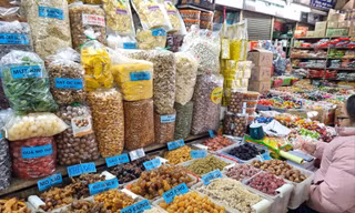 Mặt hàng mứt tết, bánh kẹo giảm giá trước Tết. Ảnh: Ngọc Mai