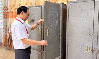 Thứ trưởng GD&ĐT Hoàng Minh Sơn kiểm tra tủ đựng đề thi, bài thi ở địa phương