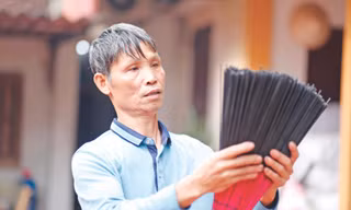 Cả đời anh Ngô Bá Thành dành tâm huyết với nghề làm hương đen. Ảnh: Nguyễn Thắng