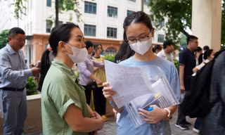 Phụ huynh đưa con đi thi đánh giá năng lực để xét tuyển ĐH năm 2024 (ảnh mang tính minh họa). Ảnh: MẠNH THẮNG