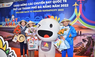 Ðà Nẵng ngày càng đón thêm nhiều chuyến bay quốc tế. (Trong ảnh: Du khách Hàn Quốc đến Ðà Nẵng đêm 22/6). Ảnh: T.T.