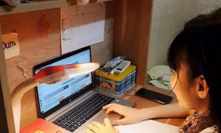 Các trường được chỉ đạo xây dựng kế hoạch dạy học, lựa chọn nội dung cốt lõi, cơ bản, phù hợp dạy trực tuyến. Ảnh: Quỳnh Anh