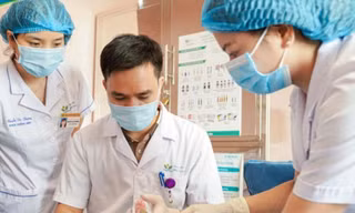 Bác sĩ chăm sóc vết thương cho bệnh nhi mắc bệnh hiếm gặp