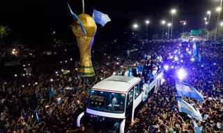Người hâm mộ vây quanh chiếc xe bus chở ĐT Argentina. Ảnh: IE