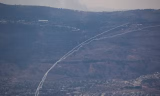 Hệ thống phòng không Iron Dome của Israel đánh chặn rốc-két phóng từ Li-băng vào miền bắc Israel ngày 6/10. Ảnh AP