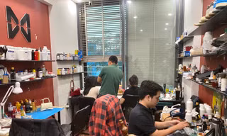 Một góc trong xưởng sửa chữa, phục chế đồ da hàng hiệu của anh Nguyễn Trọng Nghĩa