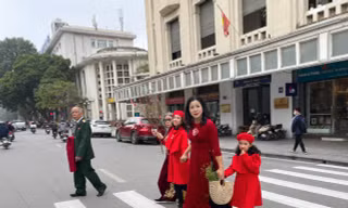 Một gia đình đi chụp ảnh ở Hồ Gươm ngày 27/1/2022. Ảnh: Như Ý