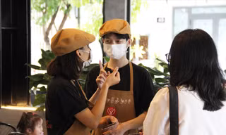 Lê Phú Tài đang nhờ quản lý phiên dịch giúp. Ảnh: Giang Thanh