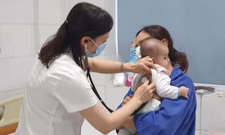 Bác sĩ thăm khám cho bệnh nhi tại Bệnh viện Bệnh Nhiệt đới Trung ương. Ảnh: Thái Hà
