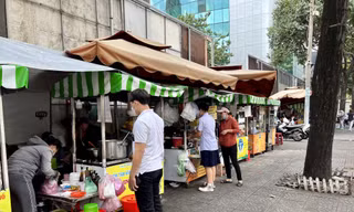 Các gian hàng tại phố hàng rong trên đường Nguyễn Văn Chiêm (quận 1, TPHCM)