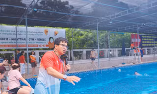 Anh Nguyễn Văn Thủy hướng dẫn đội bơi Mũ Đỏ tại bể bơi Thanh Xuân, Hà Nội. Ảnh: Trọng Tài