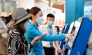 Giá vé máy bay tăng cao khiến nhiều gia đình từ bỏ kế hoạch du lịch nội địa. Ảnh minh họa: PT