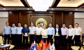 Đại diện lãnh đạo Trường ĐH Kinh tế Quốc dân gặp mặt các doanh nhân tiêu biểu từng là sinh viên của trường