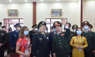 Bộ trưởng Quốc phòng Việt Nam Phan Văn Giang và Bộ trưởng Quốc phòng Trung Quốc Ngụy Phượng Hòa tham quan Nhà văn hóa hữu nghị ở xã Đồng Văn, huyện Bình Liêu, tỉnh Quảng Ninh. Ảnh: NGUYỄN MINH