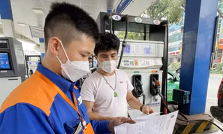 Giảm hoặc bỏ thuế TTÐB đánh lên xăng dầu sẽ góp phần hỗ trợ người dân, doanh nghiệp vượt khó khăn. Ảnh: Quỳnh Nga