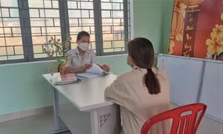Phụ nữ bán dâm được cán bộ Cơ sở bảo trợ xã hội số 2 (huyện Hòa Vang, thành phố Đà Nẵng) tư vấn tâm lý