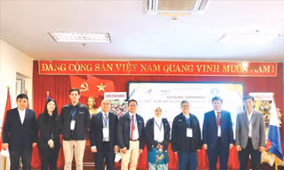 Lãnh đạo Trường chụp hình lưu niệm với Đoàn chuyên gia của AUN-QA