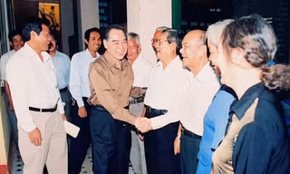 Chủ tịch UBND quận 12 Lê Hoài Trung (ngoài cùng bên trái) tháp tùng Thủ tướng Phan Văn Khải tiếp xúc cử tri