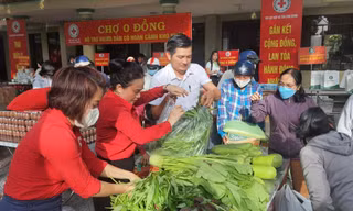 Anh Lê Quốc Hải tặng rau cho người dân tại “phiên chợ 0 đồng”