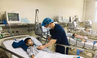 Bác sĩ Bệnh viện Nhi Trung ương chăm sóc bệnh nhi mắc viêm não