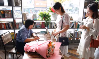 Một cảnh xếp hàng xin chữ ký nhà văn. Ảnh: Internet