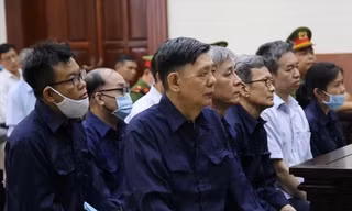 Các bị cáo tại phiên tòa phúc thẩm ngày 27/3. Ảnh: PV
